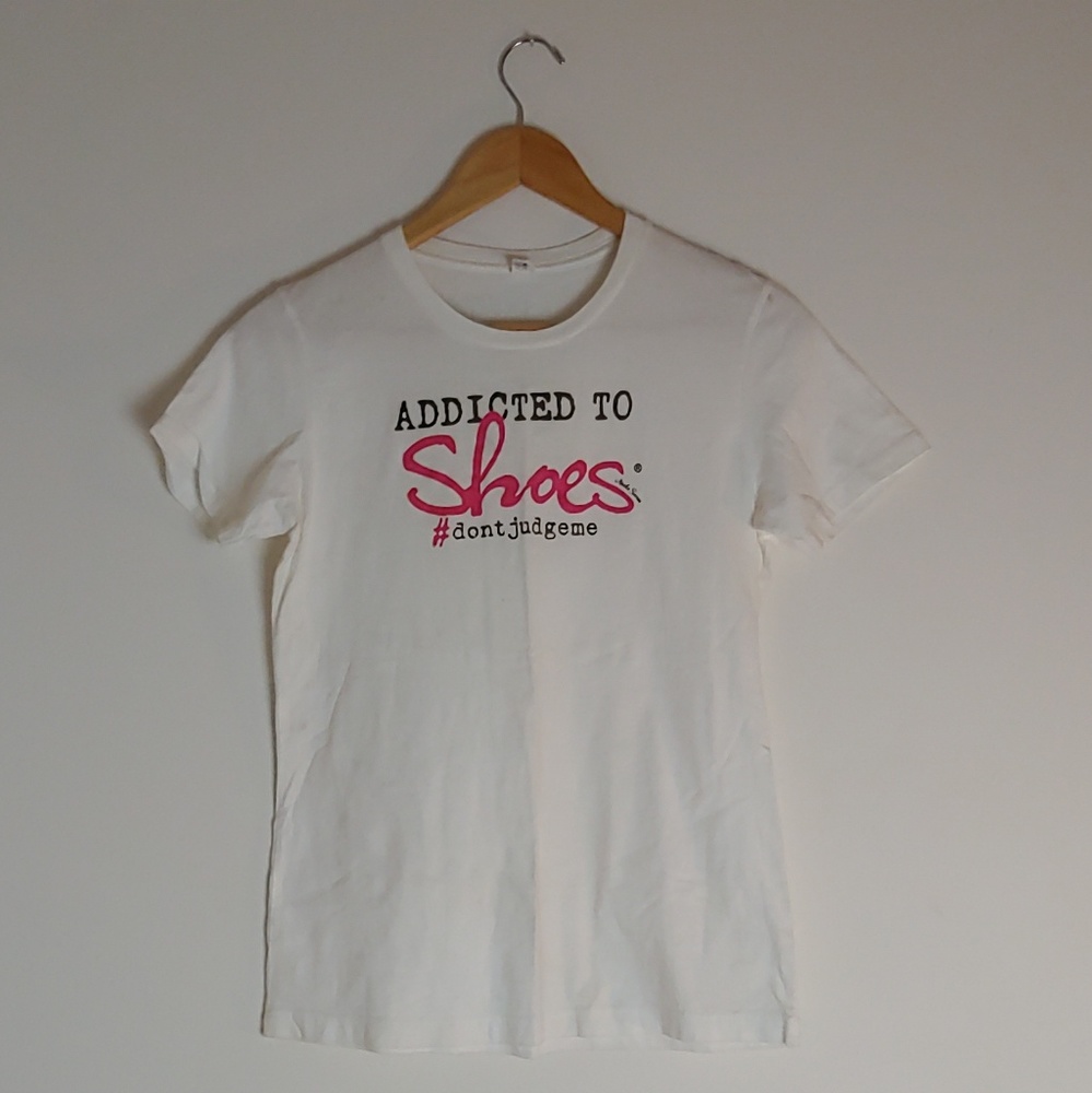 Cute comfortable white t-shirt size Medium